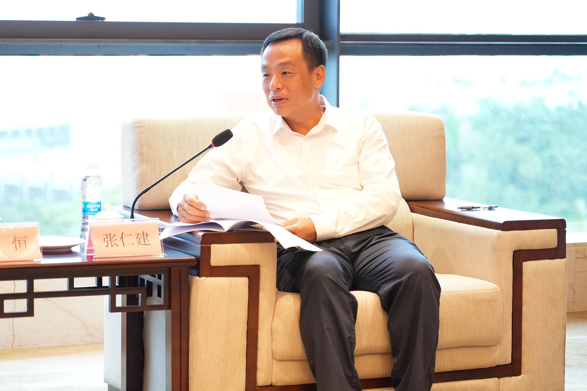 2、湛江市委常委、副市长张仁建主持并讲话.jpg